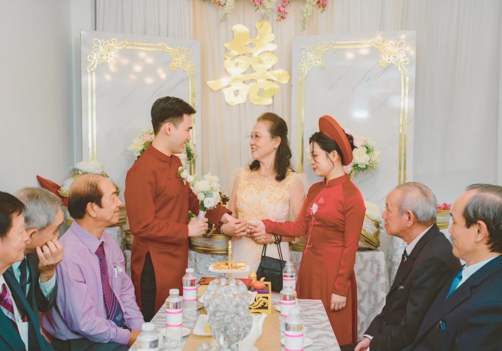 Một bài phát biểu lễ ăn hỏi hay cần ngắn gọn, rõ ý và có lời chúc phù hợp với không khí trang trọng của hai gia đình
