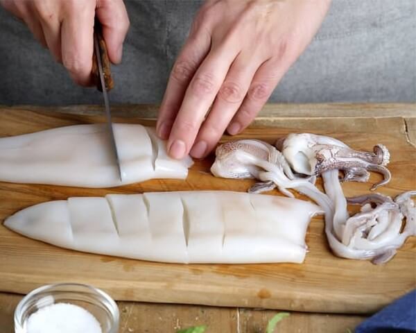 Mực sau khi mua về cần làm sạch và sơ chế đúng cách