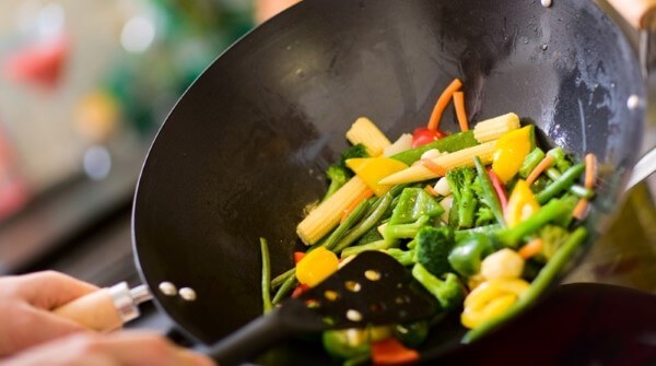 Xào cà chua và các loại rau củ rồi cho mực vào đảo đều