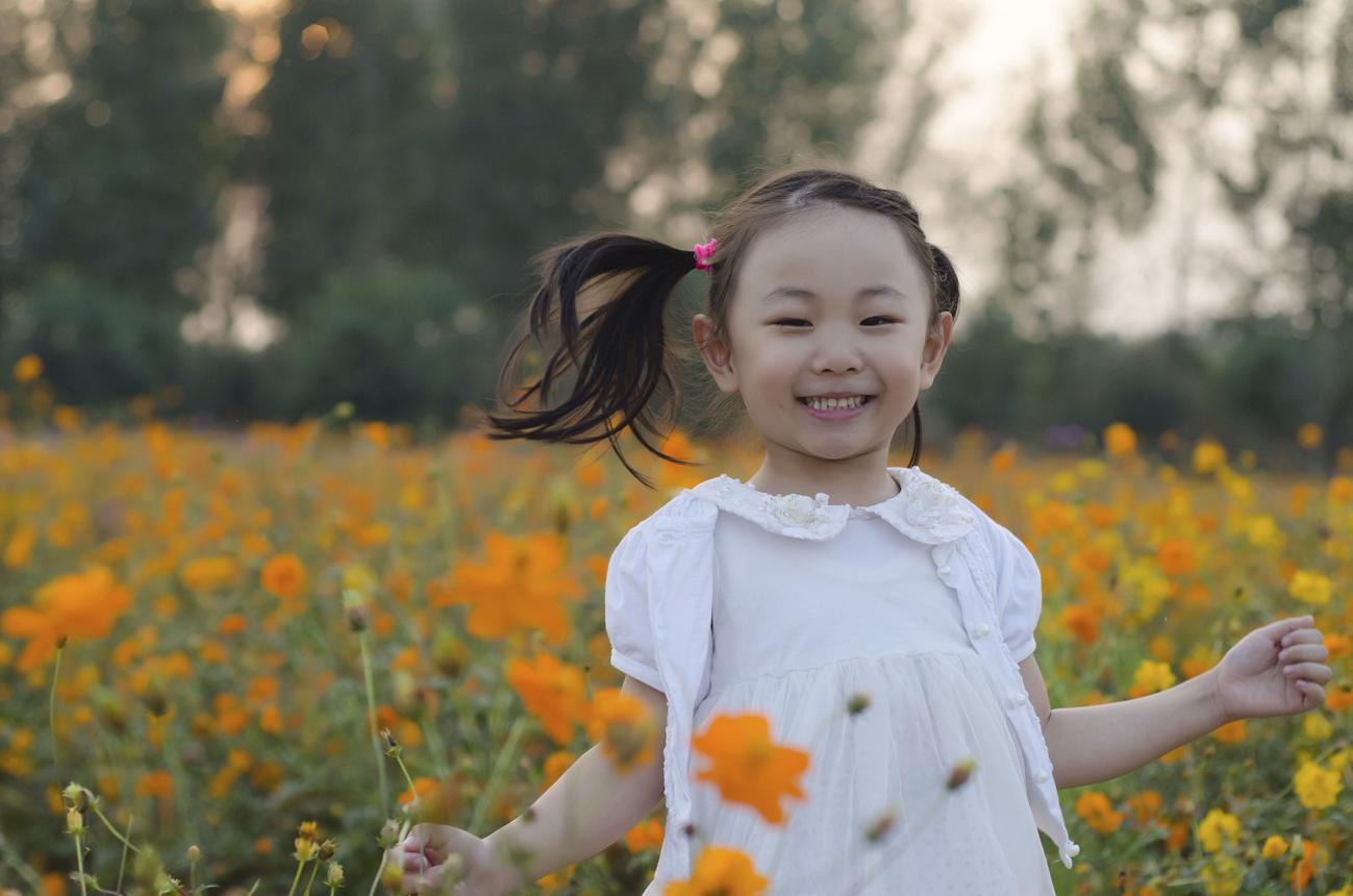 Nằm mơ thấy bé gái thường gắn với những điều tốt đẹp trong chuyện tình cảm, sự quan tâm và các mối quan hệ gần gũi.