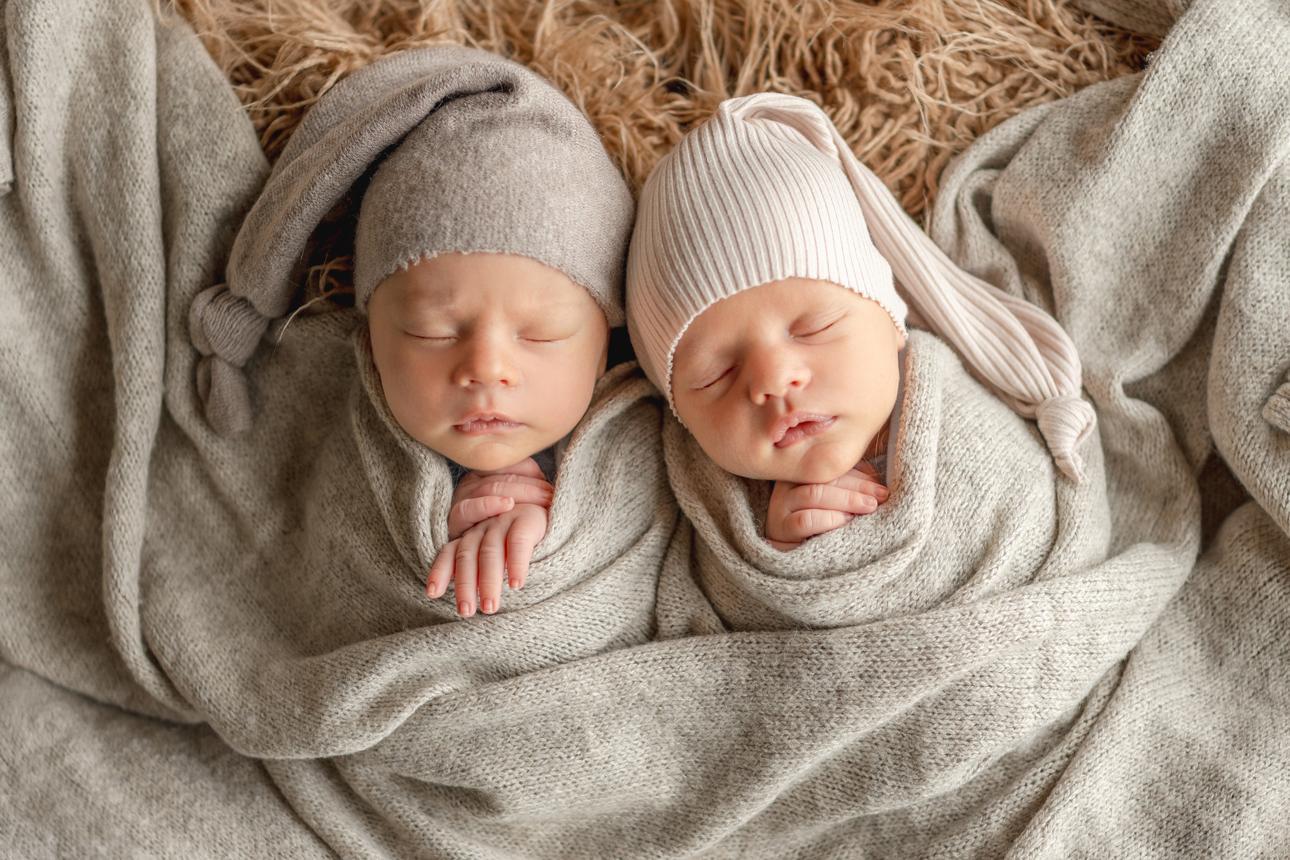 Nằm mơ thấy hai em bé sinh đôi thường được xem là điềm báo tốt về sự phát triển, cơ hội hợp tác hoặc nhiều niềm vui xuất hiện cùng lúc