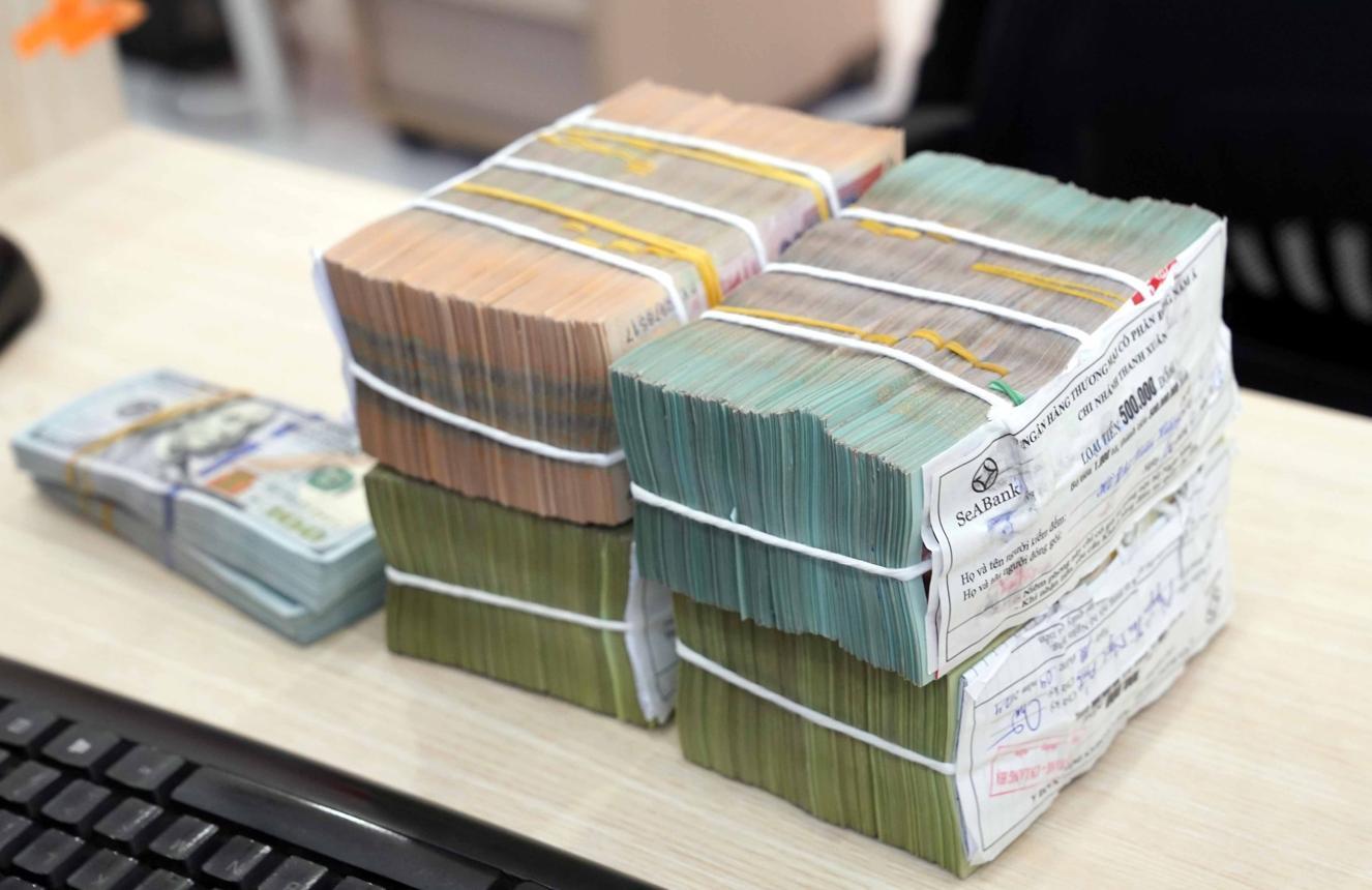 Mơ thấy một đống tiền lớn nằm ngay trước mặt thường được liên hệ với những cơ hội hấp dẫn đang xuất hiện nhưng chưa thực sự nằm trong tầm tay