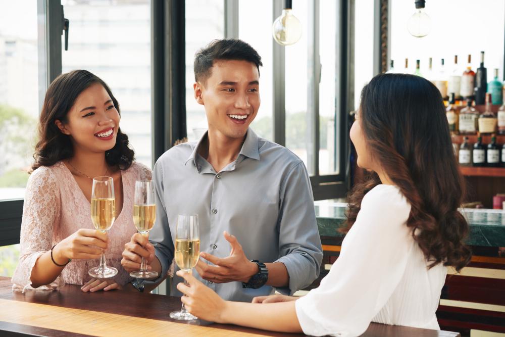 Người có số chủ đạo 10 thường cởi mở, dễ kết nối bạn bè và đề cao sự độc lập, nhưng cần quan tâm, lắng nghe để duy trì các mối quan hệ bền vững