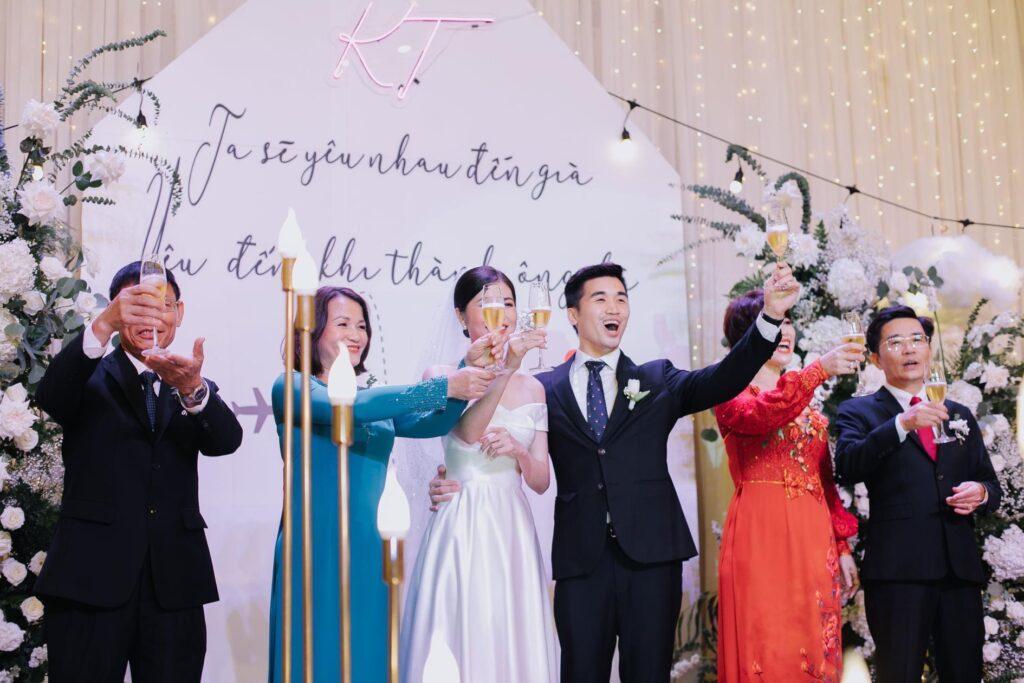 Người đại diện nhà gái chia sẻ niềm vui và gửi lời chúc phúc đến đôi uyên ương trong không khí cưới ấm áp, thân tình