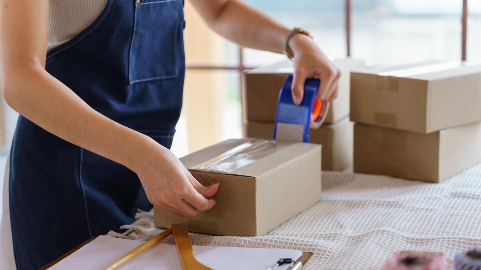 Các kiện hàng được đóng gói trước khi bàn giao cho đơn vị chuyển phát
