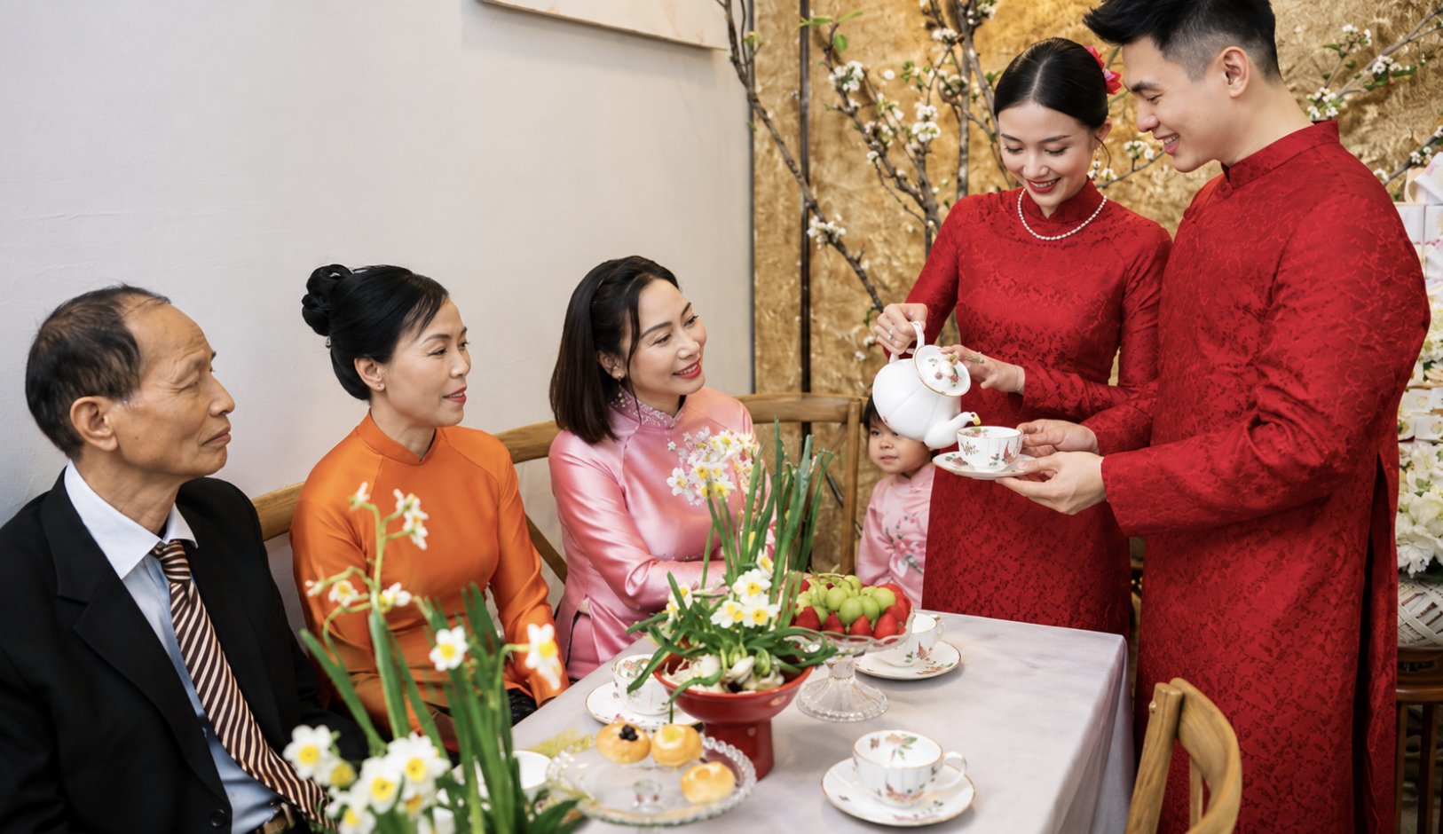 Người trưởng bối có thể gửi lời chúc phúc và những lời dặn dò về sự hòa thuận, trách nhiệm trong hôn nhân
