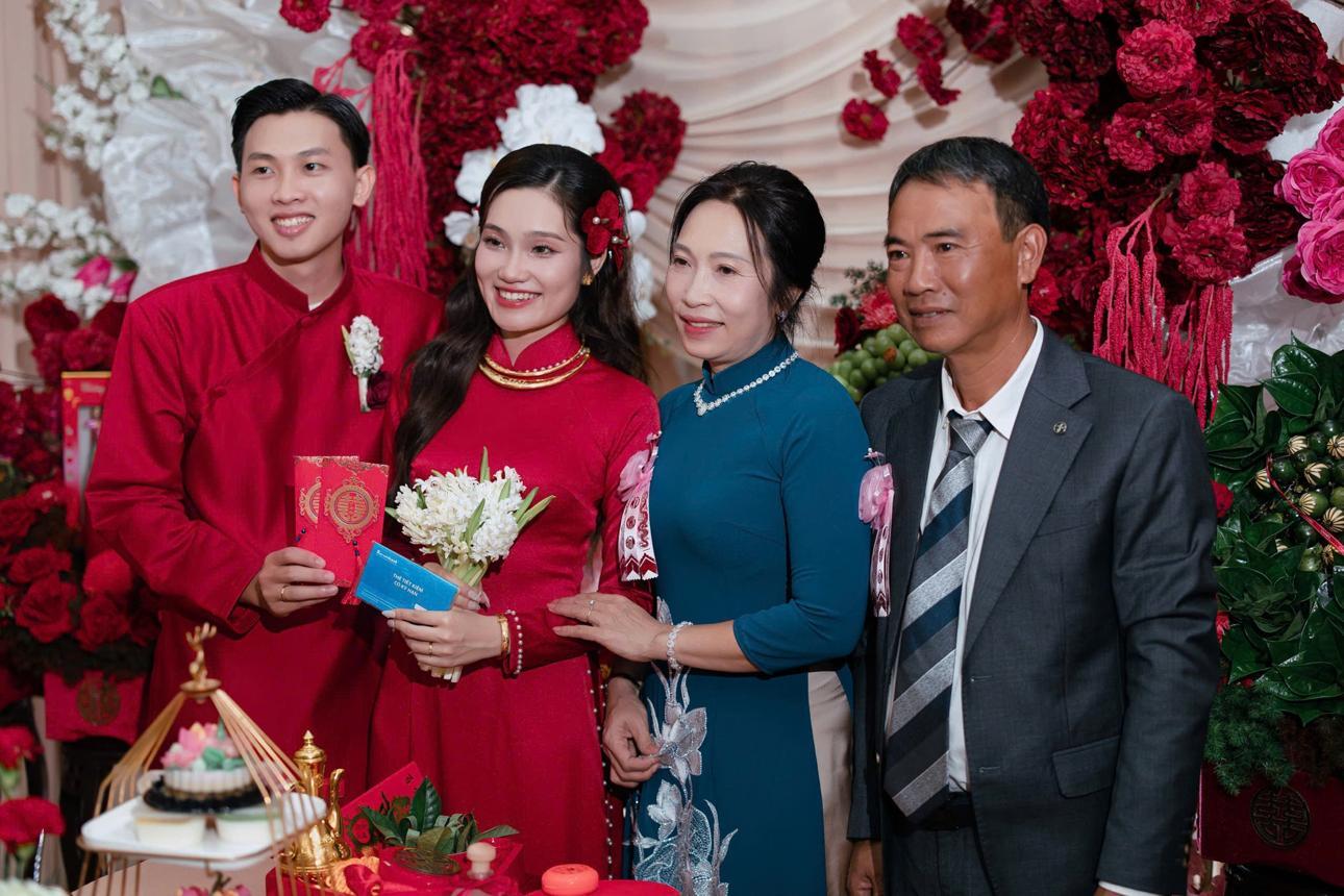 Nhà gái gửi lời tri ân đến gia đình nhà trai và quan khách đã đồng hành, chúc phúc trong ngày cưới