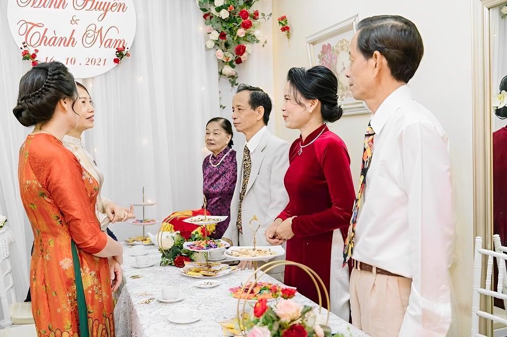 Nhà trai thường phát biểu ngỏ lời trước, nhà gái đáp lời và hai gia đình tiếp tục các nghi thức theo phong tục