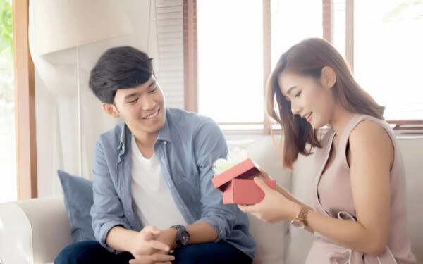 Chuẩn bị những món quà tặng kèm lời chúc thêm đặc biệt