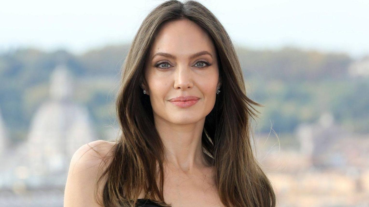 Nữ diễn viên, đạo diễn Angelina Jolie mang con số chủ đạo 5