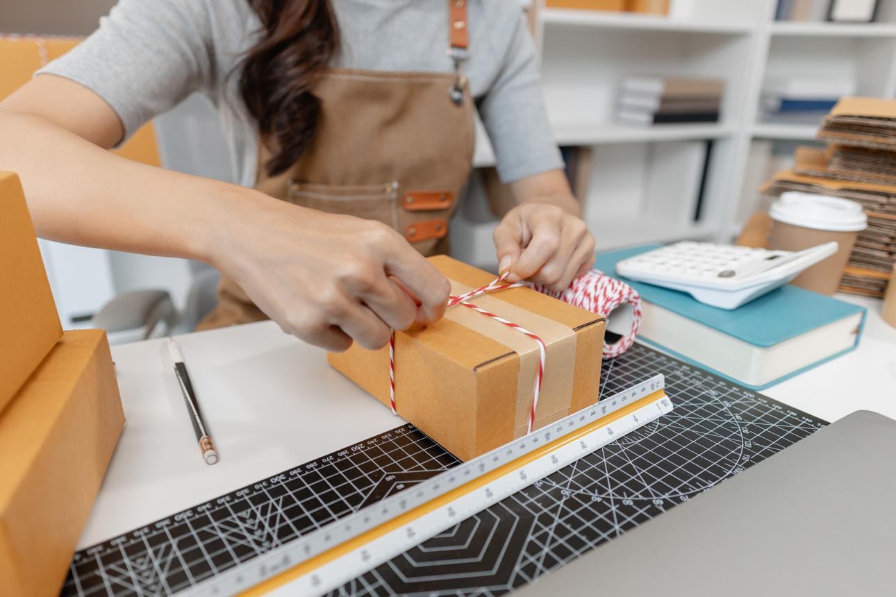 Người bán hàng đóng gói sản phẩm vào thùng carton phù hợp để hạn chế chi phí vận chuyển phát sinh.