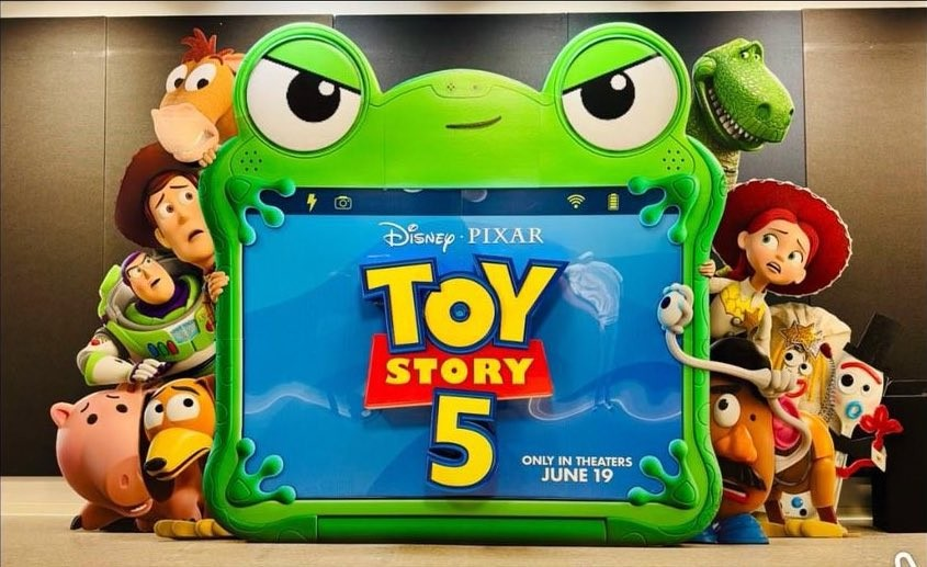 Woody và Buzz đối mặt với thử thách của thời đại công nghệ