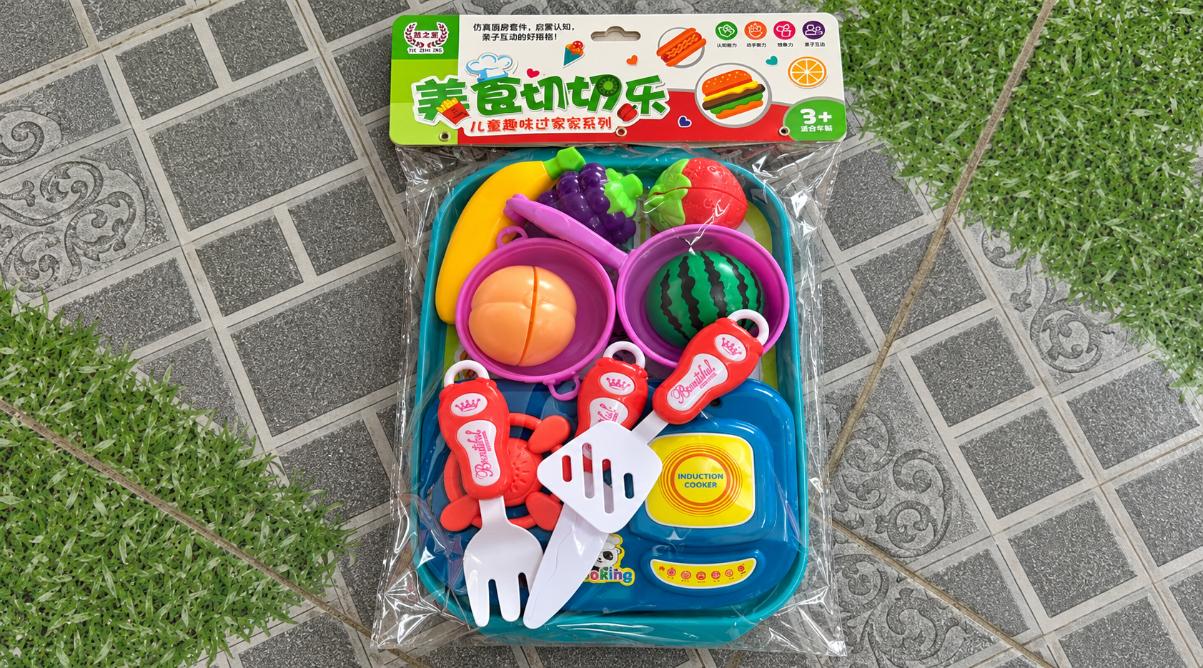 Bộ đồ chơi nhà bếp mô phỏng giúp bé thỏa sức nhập vai và sáng tạo.
