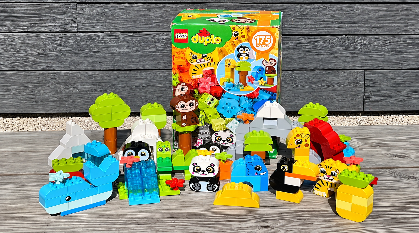 Bộ xếp hình LEGO DUPLO giúp bé phát triển tư duy và khả năng sáng tạo.