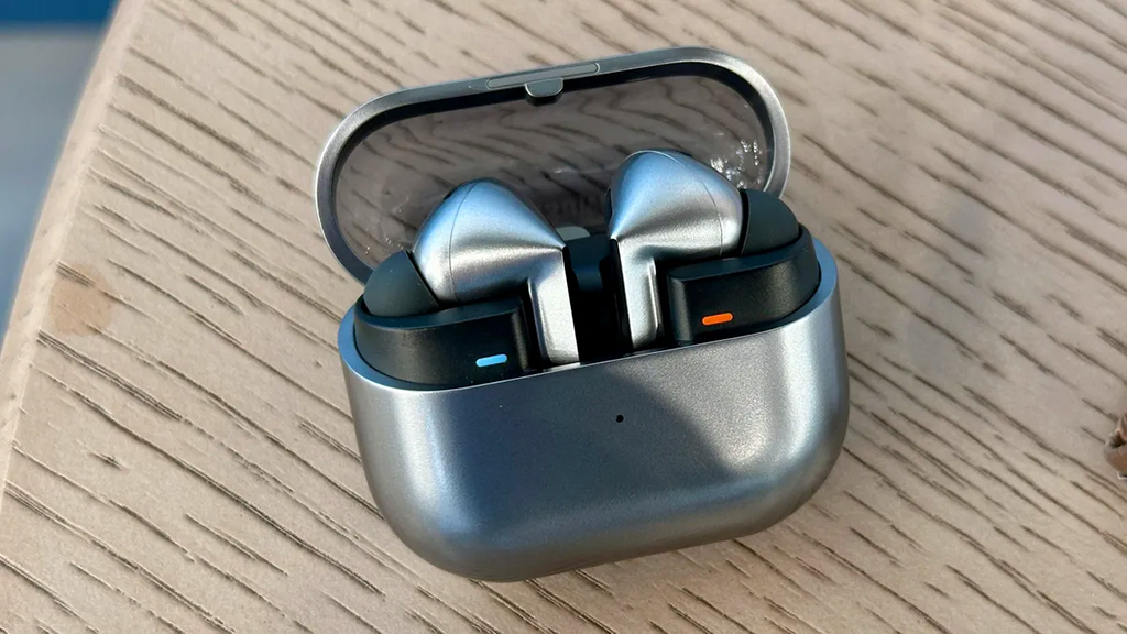 Một chiếc tai nghe bluetooth sẽ giúp bố thoải mái thưởng thức âm nhạc, xem phim mà không bị vướng víu.