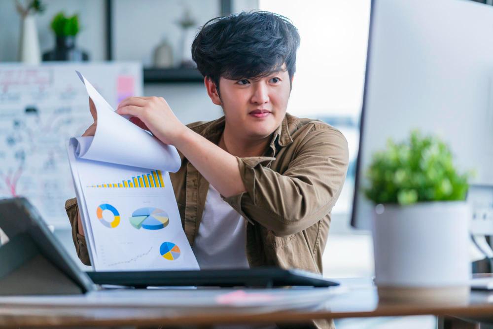 Quản lý chi tiêu, lập kế hoạch tiết kiệm và cân nhắc rủi ro tài chính giúp người có số chủ đạo 10 xây dựng sự ổn định lâu dài