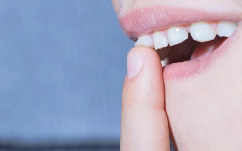 Răng lung lay nhưng chưa rụng trong mơ thường được liên hệ với sự phân vân và những quyết định còn dang dở