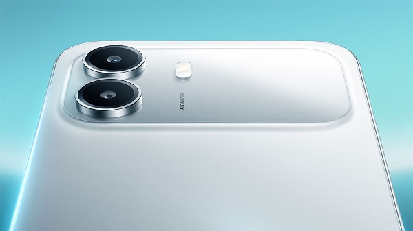 realme C01 được trang bị camera chính 8MP ở mặt lưng, kết hợp camera selfie 5MP ở phía trước