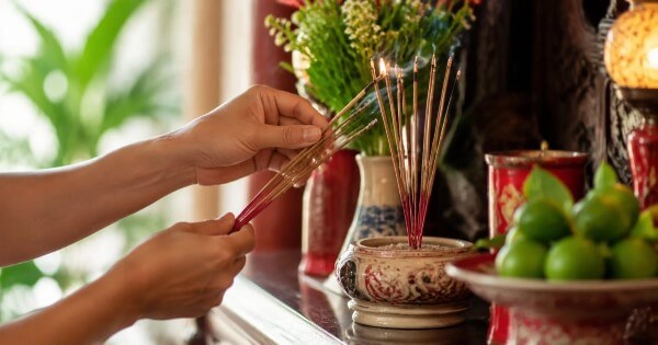Tìm hiểu ý nghĩa của phong tục rút chân nhang