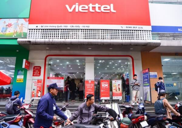 Khách hàng đến cửa hàng Viettel để được nhân viên hỗ trợ