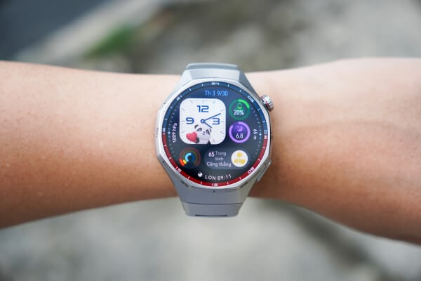 Huawei Watch GT 6 Pro có thiết kế mạnh mẽ với vỏ hợp kim titanium