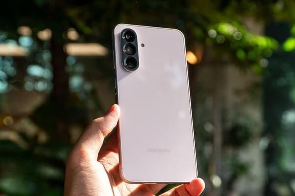 Galaxy A57 5G sở hữu ba camera 50MP OIS, 12MP và 5MP