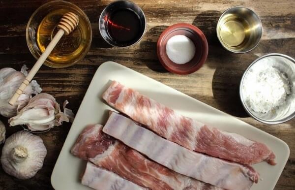 Chuẩn bị nguyên liệu làm sườn xào chua ngọt