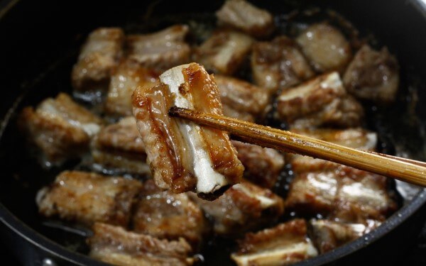 Áp chảo sườn vàng đều 2 mặt
