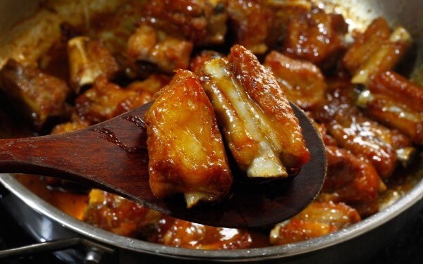 Đổ phần nước sốt đã chuẩn bị vào chảo và đảo đều cho đến khi sốt sánh