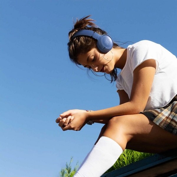 Tai nghe Bluetooth JBL Tune 520BT gọn nhẹ, có pin lên đến 57 giờ và hỗ trợ sạc nhanh tiện lợi