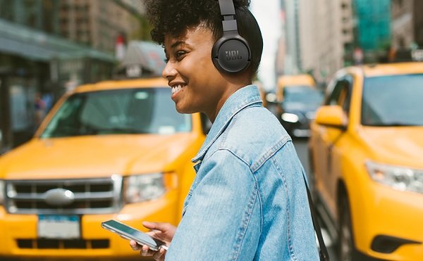 Tai nghe Bluetooth JBL Tune 670NC tích hợp ANC thích ứng, chế độ nghe âm thanh xung quanh và pin lên đến 70 giờ