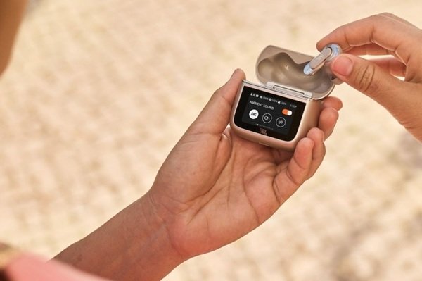 Tai nghe Bluetooth TWS JBL Tour Pro 3 hỗ trợ LDAC, âm thanh không gian và hộp sạc có màn hình cảm ứng
