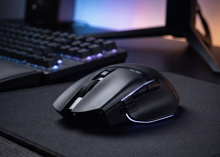 Bàn phím cơ và chuột gaming giúp nâng cấp góc máy tính cho chàng thường xuyên làm việc hoặc chơi game