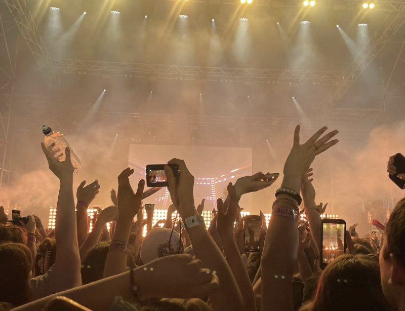 Vé concert của nghệ sĩ yêu thích mang đến cơ hội để hai người cùng hòa mình vào không khí âm nhạc trực tiếp