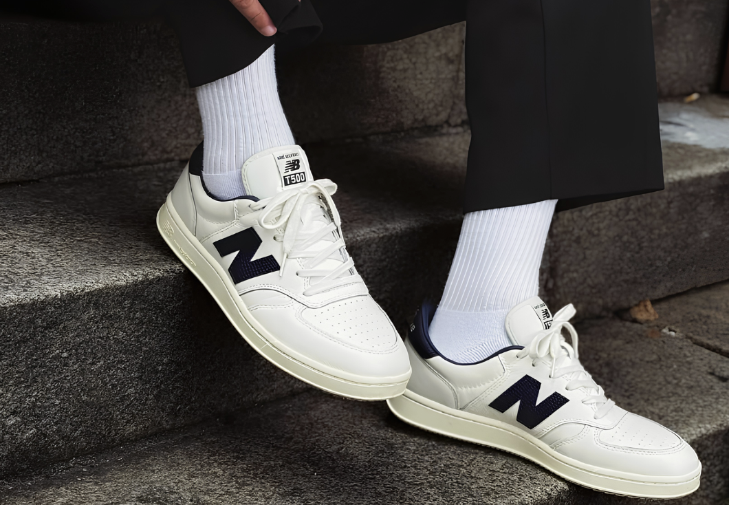 Sneaker màu sắc dễ phối là món quà phù hợp với chàng thường xuyên đi làm, đi chơi hoặc du lịch