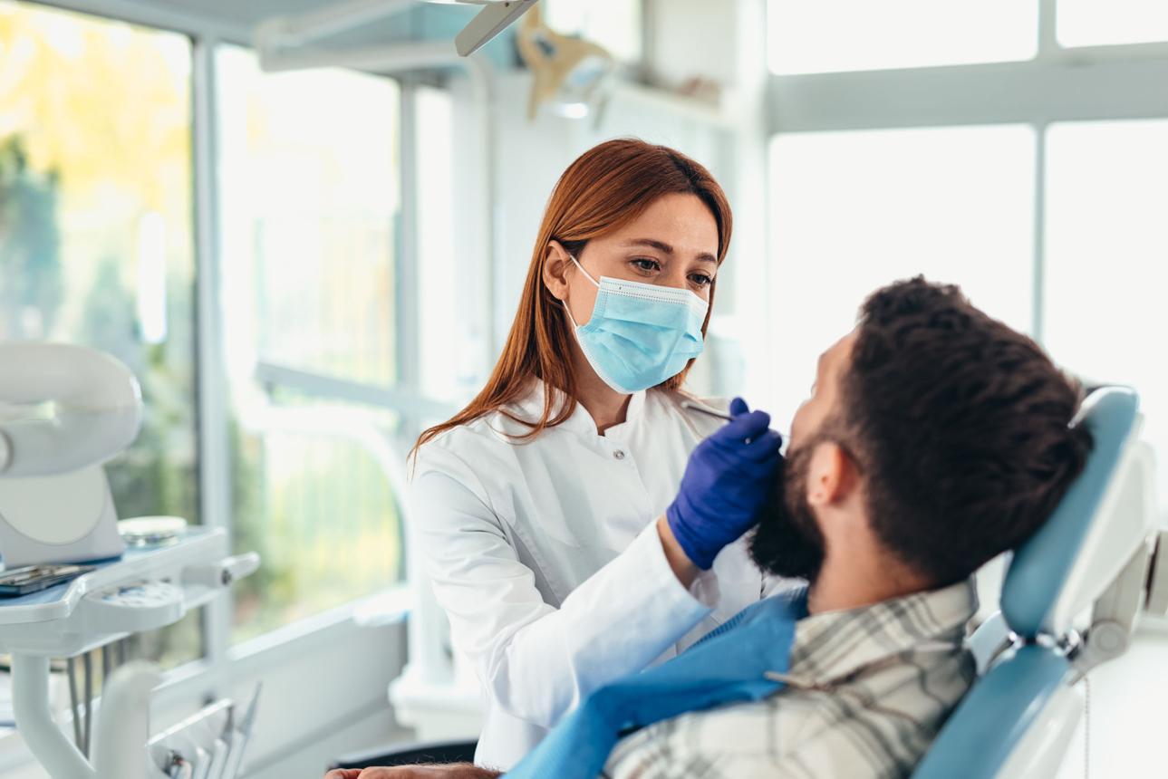 Thăm khám nha khoa giúp phát hiện các vấn đề thực tế như răng lung lay, tổn thương men răng hoặc căng cơ hàm