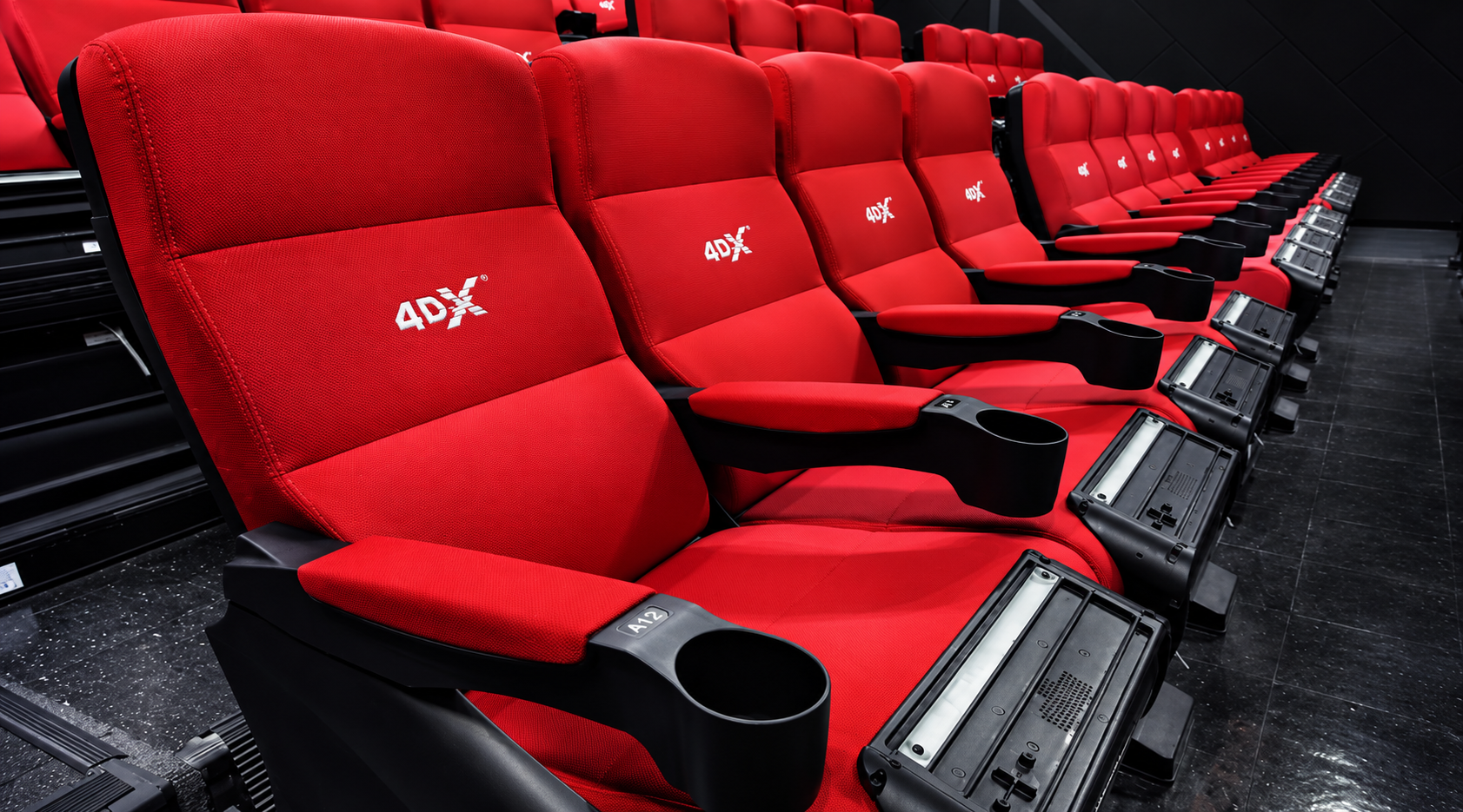 4DX mang lại trải nghiệm điện ảnh đa giác quan, kết hợp giữa hình ảnh, âm thanh với các chuyển động vật lý và hiệu ứng mô phỏng môi trường thật.