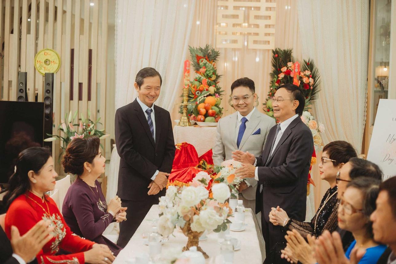 Đại diện hai gia đình phát biểu trong lễ ăn hỏi để chính thức thưa chuyện hôn nhân, trao nhận sính lễ và chúc phúc cho đôi trẻ