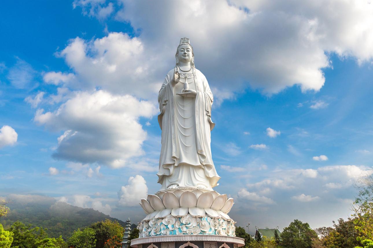 Chú Đại Bi gắn liền với Bồ Tát Quán Thế Âm, biểu tượng của lòng từ bi và hạnh nguyện cứu khổ chúng sinh
