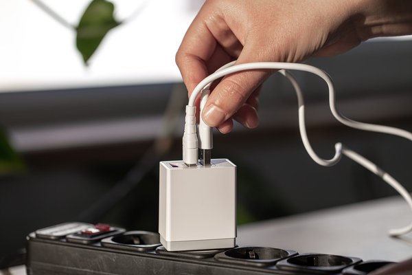 Củ sạc USB được phân loại theo cổng kết nối, công suất, công nghệ bán dẫn và số lượng cổng để đáp ứng nhu cầu sử dụng khác nhau