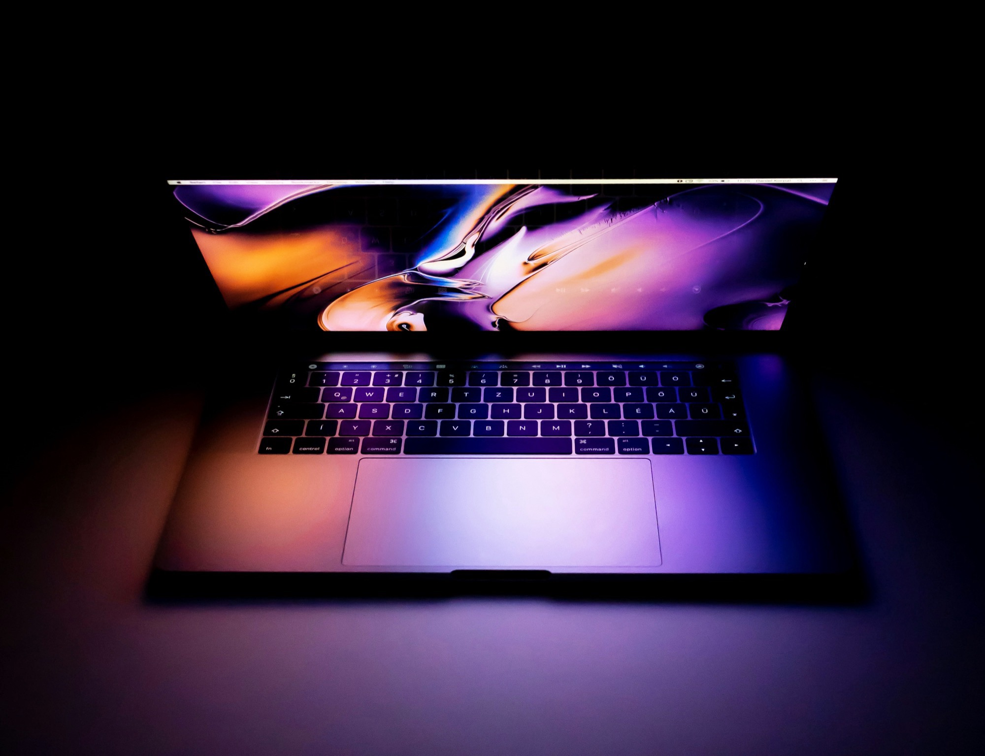 MacBook Pro OLED dự kiến cho màu đen sâu và độ tương phản cao hơn.