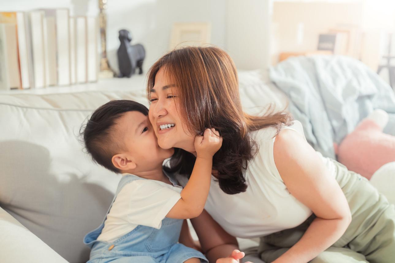 Trong quan niệm dân gian, hình ảnh trẻ con thường tượng trưng cho sự hồn nhiên, niềm vui và những khởi đầu mới.