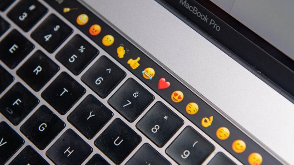 Touch Bar khi soạn thảo hoặc nhập văn bản có thể hiển thị những gợi ý từ hoặc emoji
