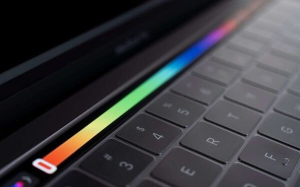 Touch Bar hỗ trợ chạm để chọn lệnh hoặc vuốt để điều chỉnh các thông số