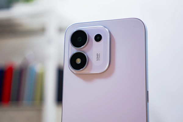 HONOR 600S 5G trang bị camera chính độ phân giải 50MP và cảm biến phụ ở mặt lưng