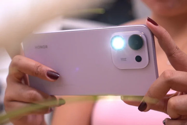 Camera chính hỗ trợ zoom kỹ thuật số tối đa lên đến 8x cùng khả năng quay phim chất lượng Full HD