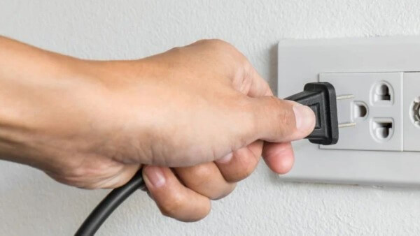 Kiểm tra nguồn cấp điện cho tủ lạnh có ổn định không