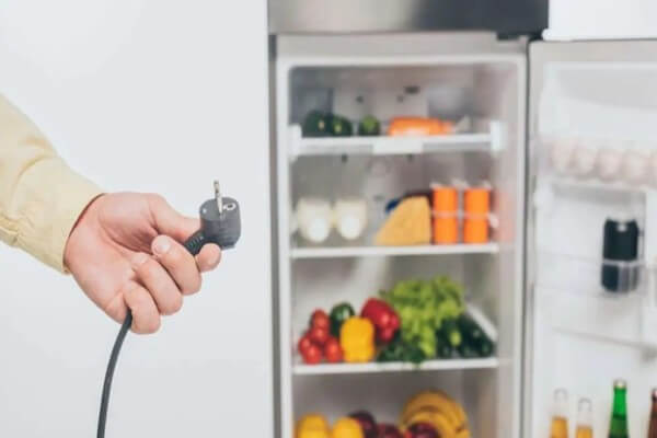 Thường để tủ lạnh đứng yên khoảng 2 - 4 giờ trước khi cắm điện
