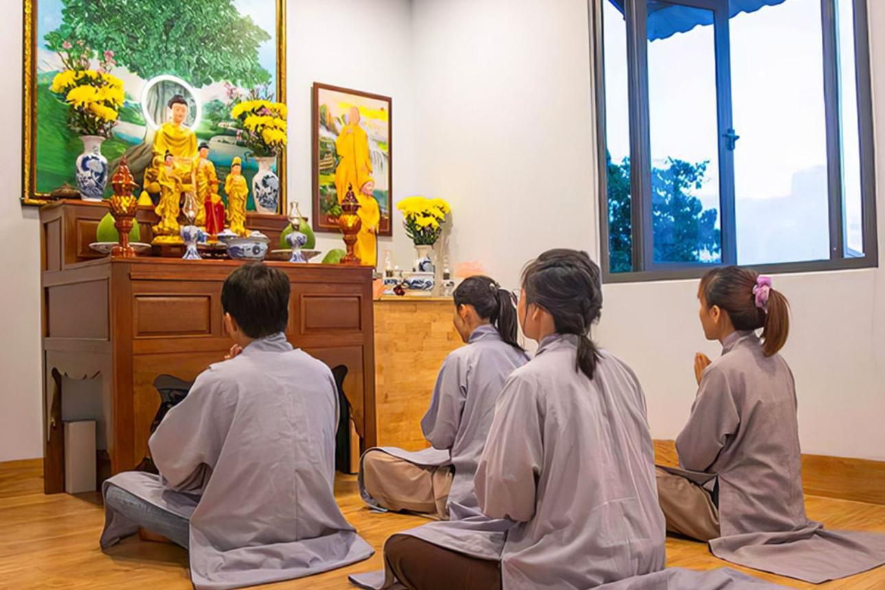 Không gian tụng kinh Phật giáo tại nhà thanh tịnh và trang nghiêm