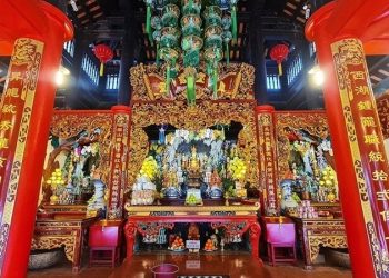 Văn khấn Phủ Tây Hồ đầy đủ, chuẩn nhất khi đi lễ cầu tài lộc